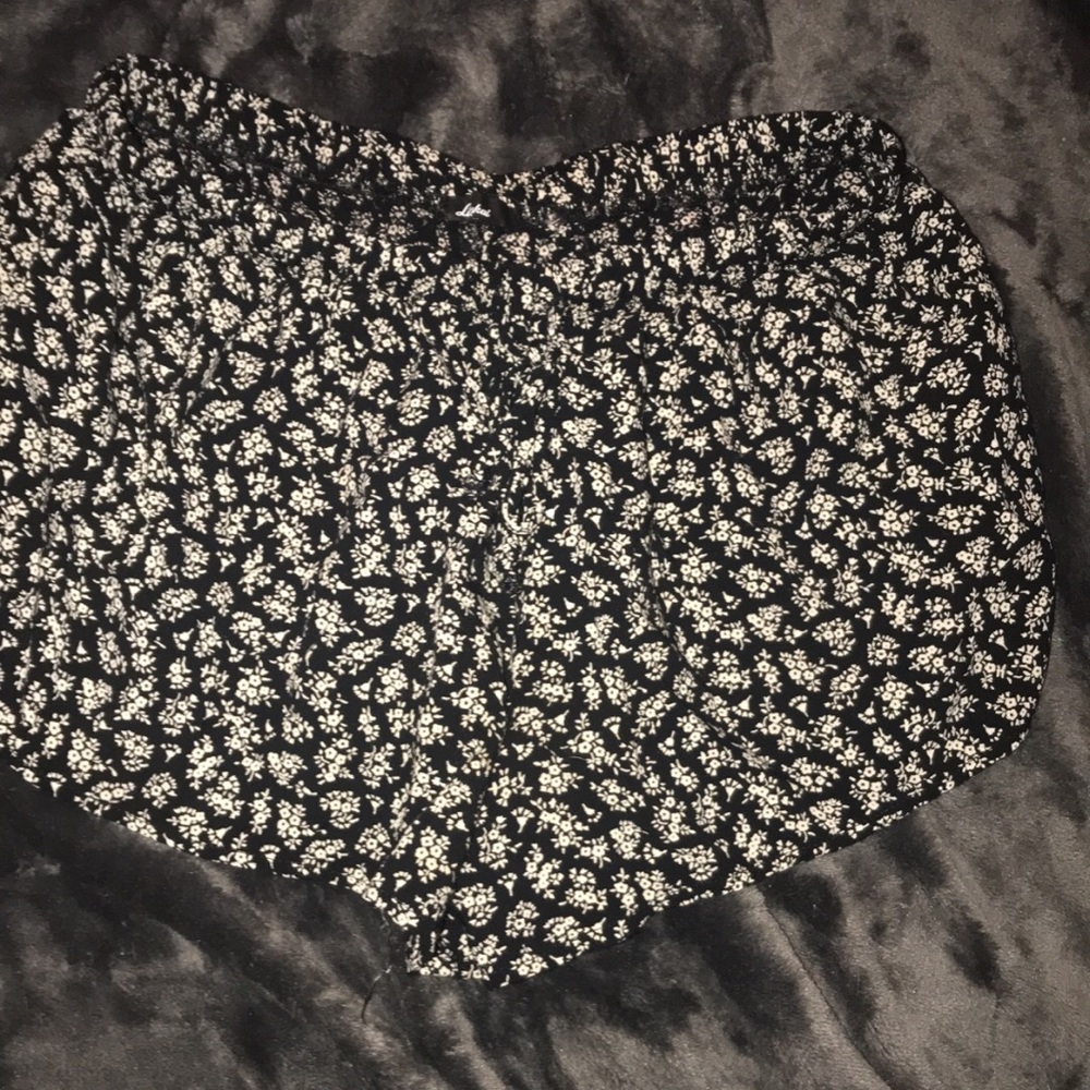 Lisakai Black and White Patterned Flowy Shorts